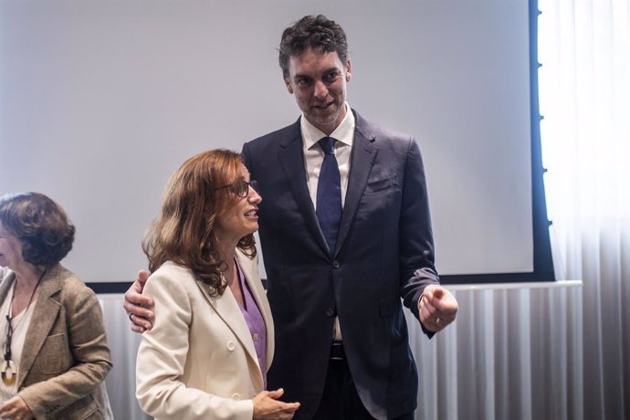 Imagen de la ministra de Sanidad, Mónica García, junto al exjugador de baloncesto Pau Gasol.