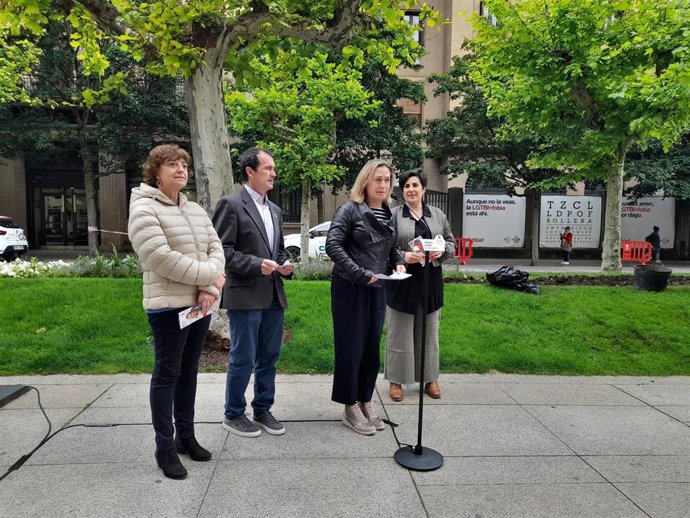 La candidata de Geroa Bai a las elecciones europeas, Amaia Arrizabalaga, y el parlamentario foral Mikel Asiain, en un acto electoral