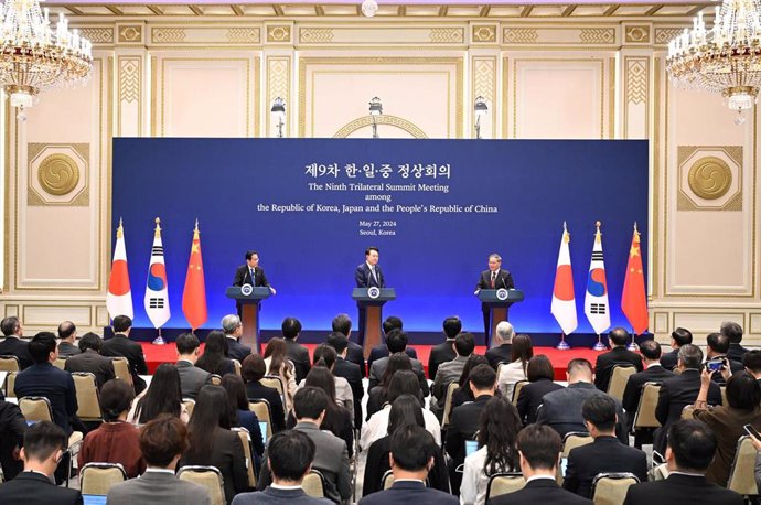 El primer ministro chino, Li Qiang, junto al presidente surcoreano, Yoon Suk Yeol, y el primer ministro japonés, Fumio Kishida.