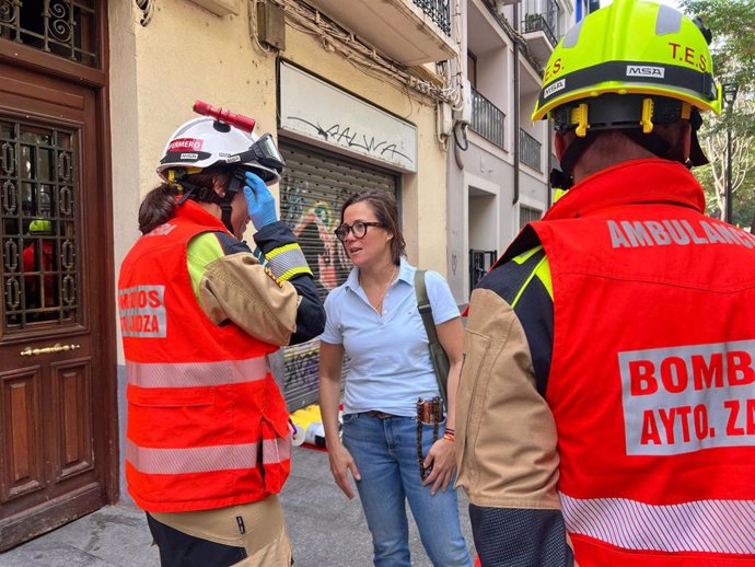 La concejal delegada de Bomberos del Ayuntamiento de Zaragoza, Ruth Bravo, en el edificio afectado este domingo.