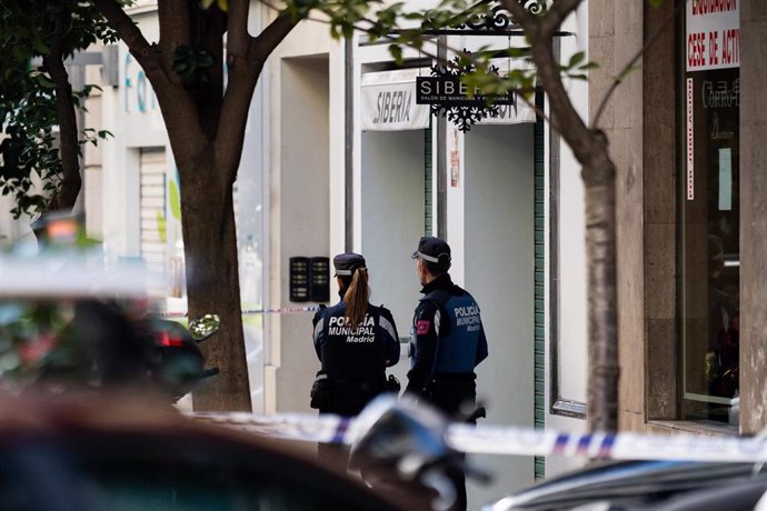 Archivo - Agentes de Policía Municipal en una calle de Madrid.