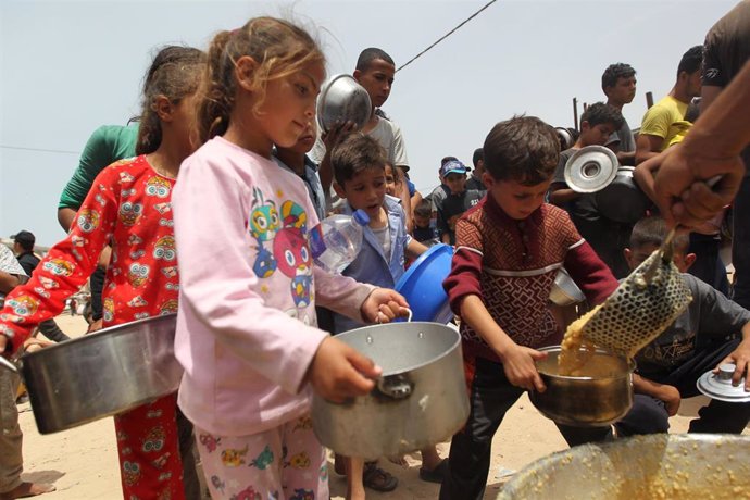  Niños recogiendo ayuda alimentaria en Rafah