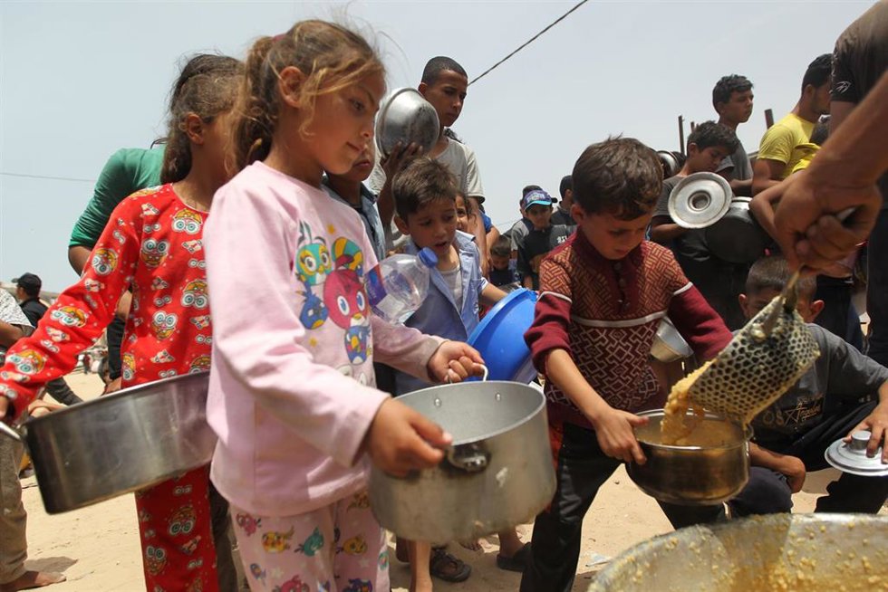 Niños recogiendo ayuda alimentaria en Rafah