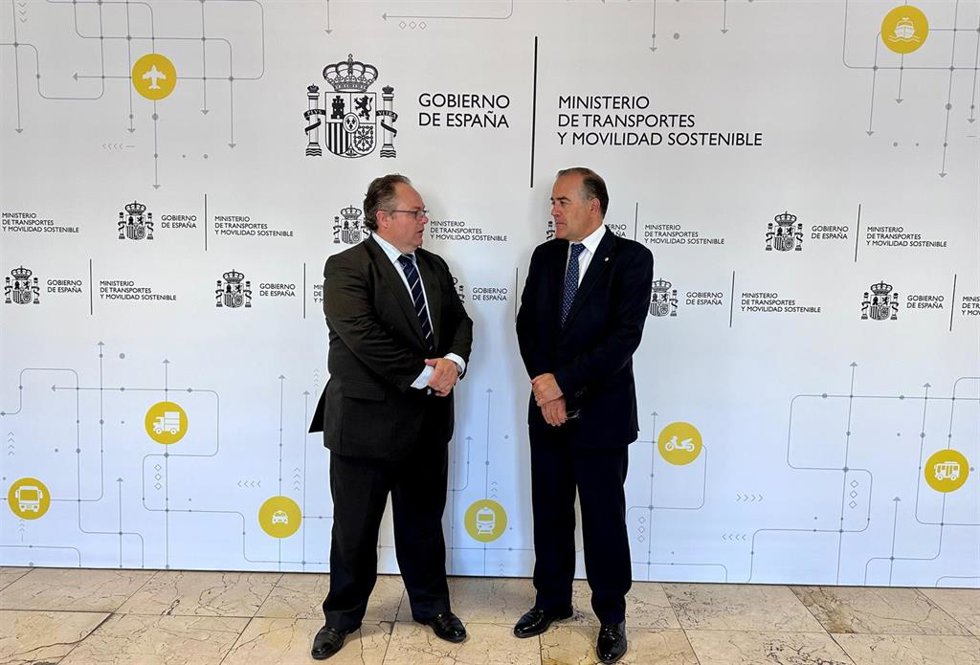 El alcalde de Talavera, José Julián Gregorio, y el secretario de Estado de Transportes y Movilidad Sostenible, José Antonio Santano.
