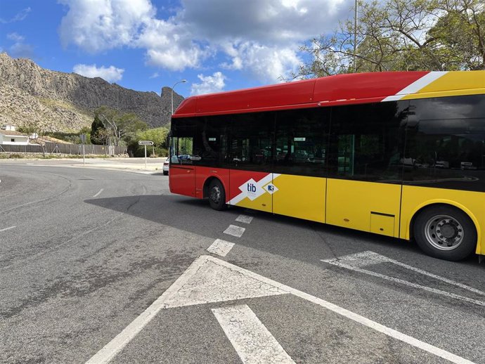 Bus lanzadera del TIB al faro de Formentor.