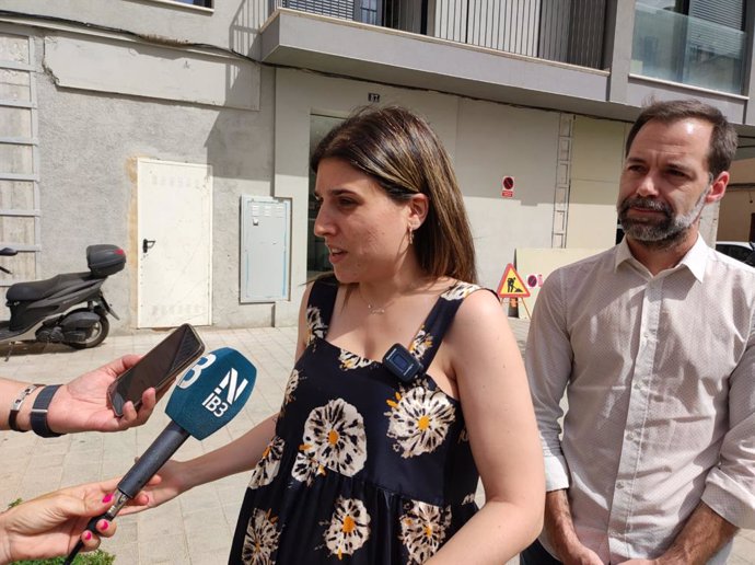 La candidata del PSIB-PSOE al Parlamento Europeo, Alicia Homs, junto al portavoz municipal de PSOE-Palma, Xisco Ducrós, en declaraciones a los medios.