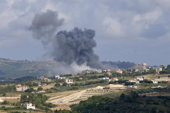 Columna de humo tras un bombardeo de Israel contra Jebain, en el sur de Líbano (archivo)