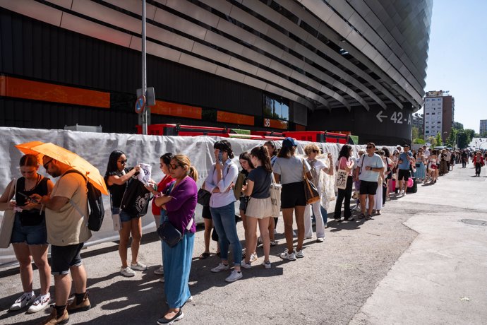 Decenas de personas hacen cola para la compra de merchandising de Taylor Swift, en los alrededores del Estadio Santiago Bernabéu, a 28 de mayo de 2024, en Madrid (España).