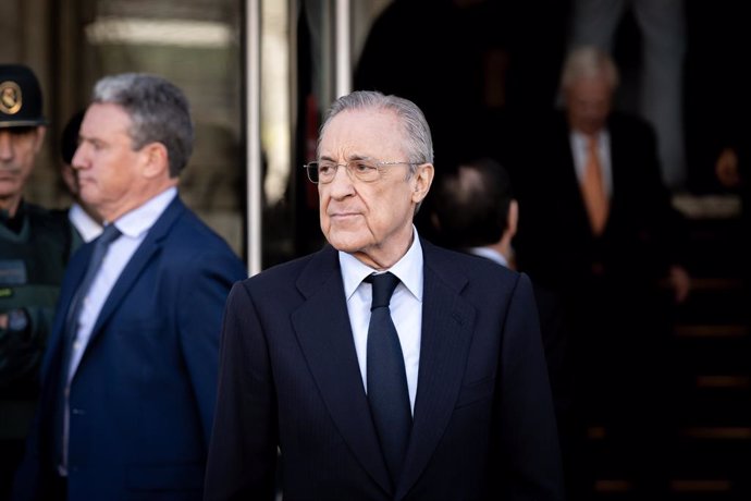 Archivo - El presidente ejecutivo del Grupo ACS, Florentino Pérez, a su llegada para ser recibido por la presidenta de la Comunidad de Madrid, Isabel Díaz Ayuso, junto al equipo, directiva y cuerpo técnico del Real Madrid, en la Real Casa de Correos, a 19