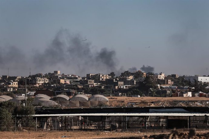 Columna de humo tras un bombardeo del Ejércit de Israel contra Rafá, en la frontera entre la Franja de Gaza y Egipto (archivo)