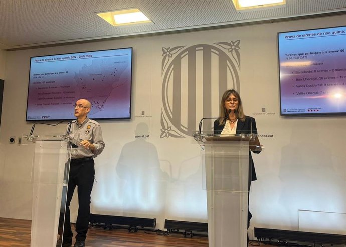 La directora de Protecció Civil, Marta Cassany, en una rueda de prensa junto al subdirector general de Programas en Protecció Civil, Sergio Delgado, y la jefa de tecnología, Raquel Canet
