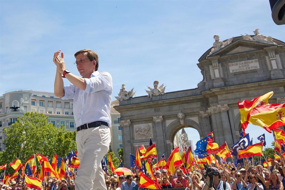 El alcalde de Madrid, José Luis Martínez-Almeida, durante una manifestación del PP, en la Puerta de Alcalá