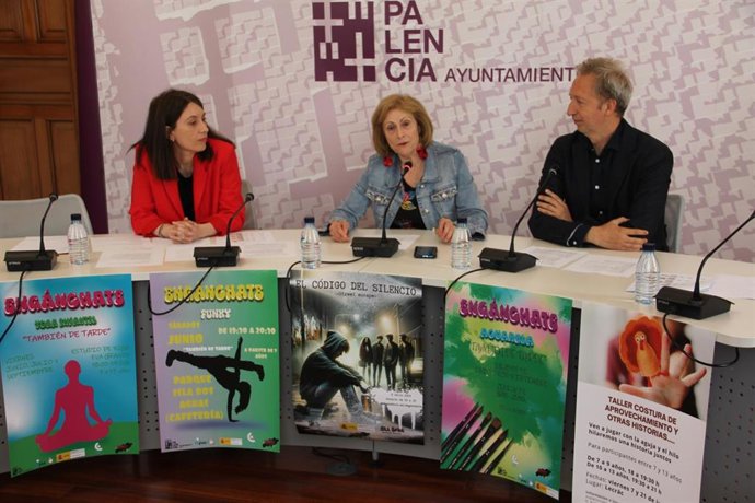 El concejal de Juventud, Educación e Infancia, Orlando Castro; la concejala de Bienestar Social, Rosario García, y la técnico de Juventud María Ángeles Fernández presentan el programa 'Tan bien de tarde'.
