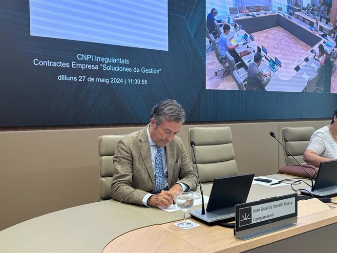 El expresidente de la Autoridad Portuaria de Baleares (APB), Joan Gual de Torrella, antes de empezar su comparecencia en la comisión de investigación del Parlament por el caso mascarillas.