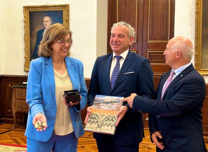 Sen, durante su visita a la Diputación, con la presidenta de la institución, Angeles Armisén.