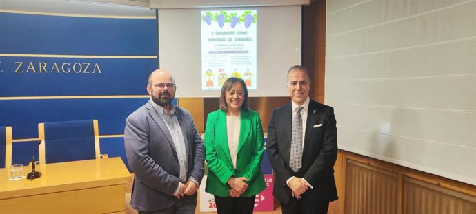 La diputada delegada de Cultura de la DPZ, Charo Lázaro, flanqueada por el alcalde de Cariñena, Sergio Ortiz, y Ricardo Solans, vicepresidente de de la Federación Aragonesa de Coros, durante la presentación del primer encuentro de coros de Zaragoza.