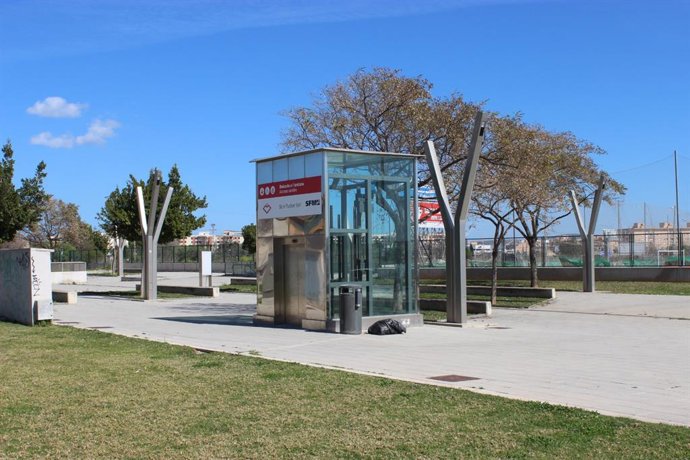 Ascensor a la estación de metro de Son Fuster Vell.