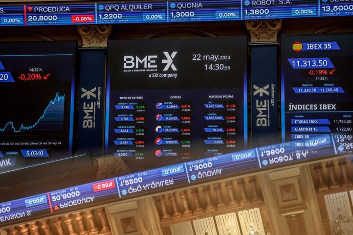 Un panel del Ibex 35, en el Palacio de la Bolsa, a 22 de mayo de 2024, en Madrid (España). El Ibex 35 ha iniciado la sesión de hoy con una caída del 0,10%, lo que le ha llevado a situarse en los 11.323,9 puntos, en una jornada en la que los inversores est