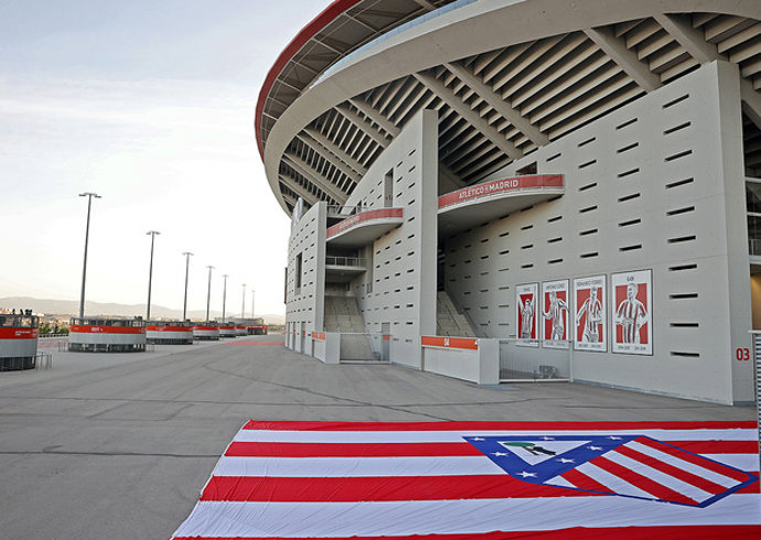 Bandera izada en el Cívitas Metropolitano para simbolizar la vuelta de la anterior versión del escudo