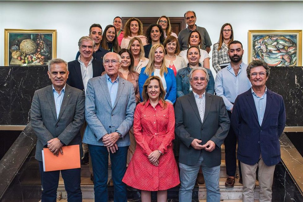 La presidenta del Cabildo de Tenerife, Rosa Dávila, y el consejero de Educación para la Prevención, Juan Acosta (en el centro), en la presentación de la campaña de prevención del cáncer de piel