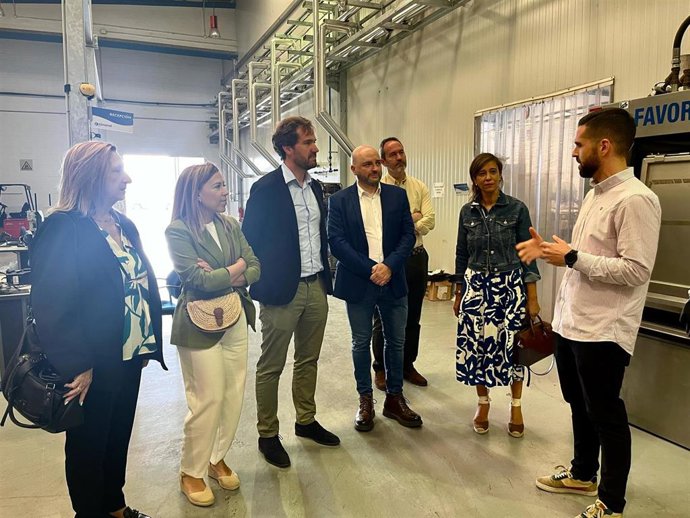 El candidato del PP al Parlamento Europeo, Borja Giménez Larraz, visita el CEE Minueval de la Fundación Adislaf, junto a la vicesecretaria nacional de Igualdad, Conciliación y Política Social del PP, Ana Alós.