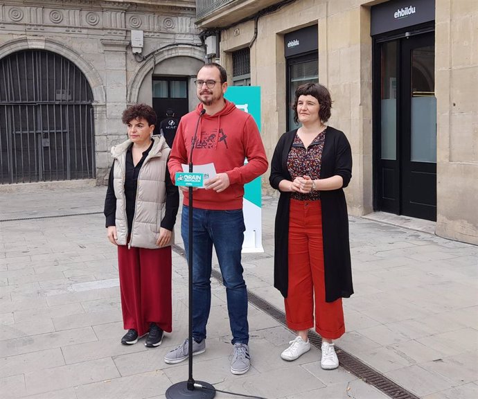 El candidato de EH Bildu a las elecciones europeas Garat Gaztelu  junto a la parlamentaria foral Eneka Maiz y la concejala de Pamplona Aitziber Campión