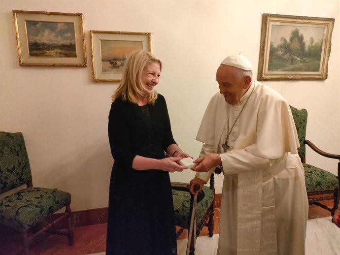 La directora de Unicef, Catherine Russell, y el Papa Francisco
