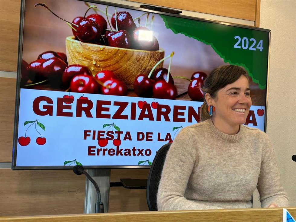 La concejal de Cultura de Barakaldo, Nerea Cantero, presenta la Feria de la Cereza de El Regato.