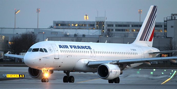 Archivo - FILED - 25 February 2014, Bavaria, Munich: A passenger aircraft of the French airline Air France, an Airbus A320-214, stands at Munich airport. French airline holding company Air France-KLM Group plans to end its air cargo deal with French shipp