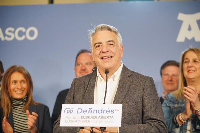 Archivo - El candidato a lehendakari por el PP, Javier de Andrés, comparece ante los medios durante el seguimiento de la jornada electoral de elecciones autonómicas del País Vasco, en el Hotel Canciller Ayala, a 21 de abril de 2024, en Vitoria-Gasteiz, Ál