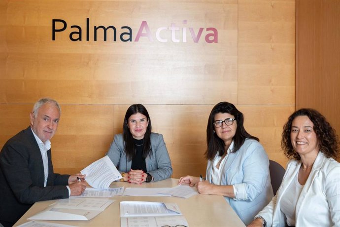 Firma de un convenio entre la UIB y PalmaActiva para prácticas extracurriculares.