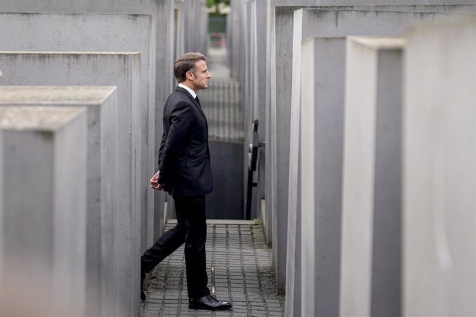 Emmanuel Macron, presidente de Francia, visita el monumento a las víctimas del Holocausto en Berlín