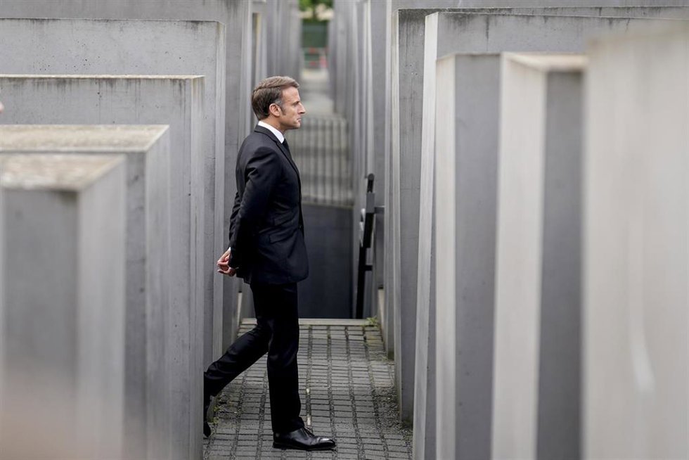 Emmanuel Macron, presidente de Francia, visita el monumento a las víctimas del Holocausto en Berlín