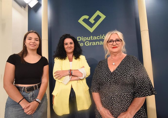 La diputada de Bienestar Social, Igualdad y Familia, Elena Duque, preside la presentación de la subvención de 60.000 euros a la Asociación Granadina de Amistad con la República Árabe Saharaui Democrática (R.A.S.D.)