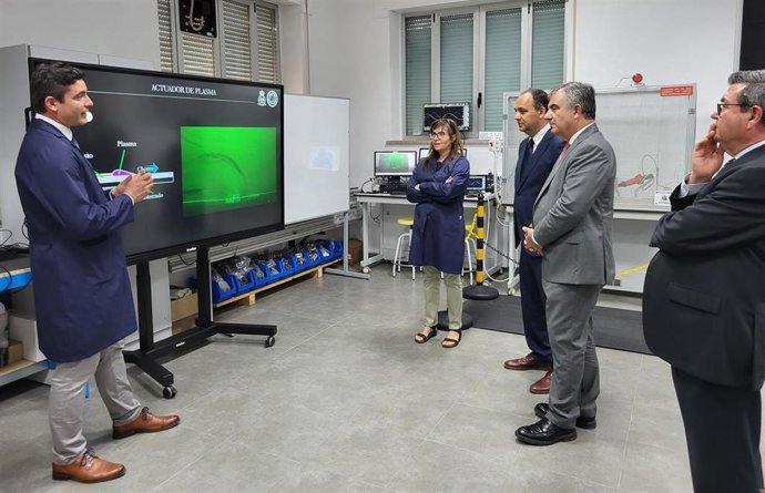 El consejero de Medio Ambiente, Universidades, Investigación y Mar Menor, Juan María Vázquez, durante su visita a las instalaciones del Centro Universitario de la Defensa en San Javier