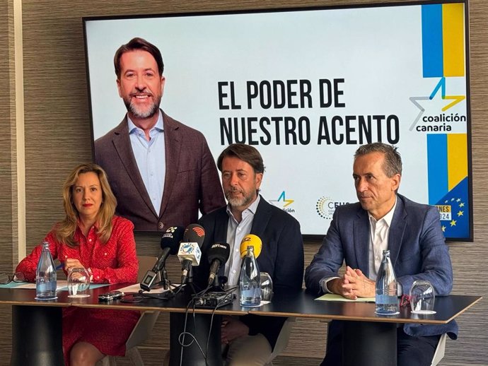 El candidato de CC a las elecciones europeas, Carlos Alonso, junto a la presidenta del Cabildo de Tenerife, Rosa Dávila, y el portavoz de CC en el Cabildo, José Miguel Ruano