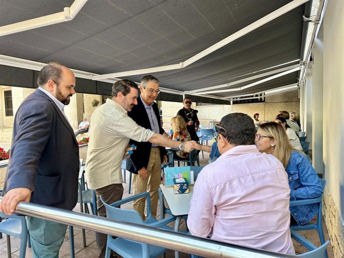 El secretario general del PSOE de Málaga, José Ramón Carmona, y el alcalde de Rincón de la Victoria y presidente del PP local, Francisco Salado, en un reparto electoral en el municipio.