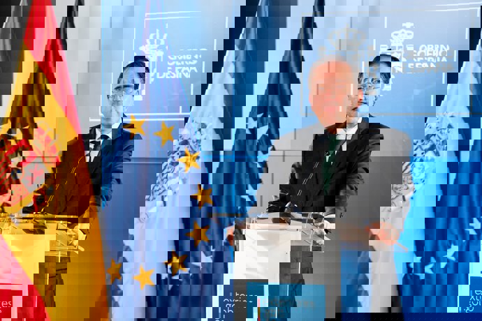 El ministre d'Assumptes exteriors, Unió Europea i Cooperació, José Manuel Albares, atén als mitjans de comunicació després de la reunió amb els alcaldes del Camp de Gibraltar