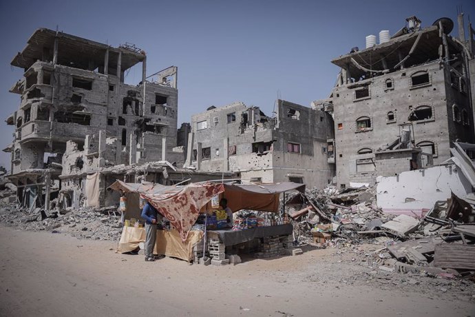 Desplazados palestinos colocan una tienda de campaña en la ciudad de Jan Yunis en medio de edificios destruidos por la ofensiva del Ejército de Israel contra la Franja de Gaza (archivo)