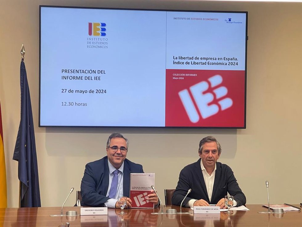 El presidente del Instituto de Estudios Económicos, Íñigo Fernández de Mesa, y su director general, Gregorio Izquierdo, presentan el informe del IEE La libertad de empresa en España. Índice de Libertad Económica 2024,