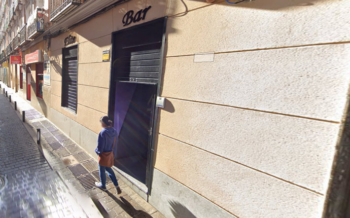 Detenido un hombre por pegar a una mujer y luego a un agente tras una pelea a las puertas de un bar en Tetuán