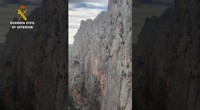 Rescate de la Guardia Civil a tres escaladores a más de 200 metros.