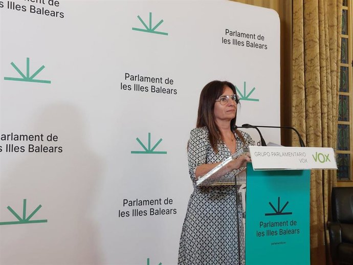 La portavoz de Vox en el Parlament, Manuela Cañadas, en rueda de prensa