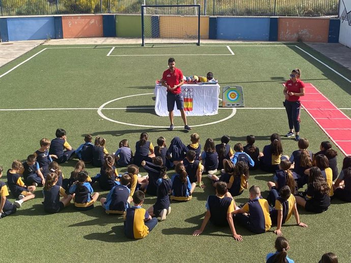 El programa Todos Olímpicos acerca a alumnos de Atarfe (Granada) los valores del deporte