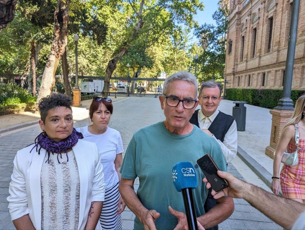 El candidato de Podemos a las elecciones europeas Diego Cañamero atiende a los medios en Sevilla.