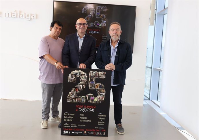 El vicepresidente y diputado provincial de Cultura, Manuel López Mestanza, ha presentado la Noche Flamenca y la Porra Flamenca de Cartaojal tos junto al presidente de la Peña Flamenca 'Paco de Antequera', Francisco Pozo.