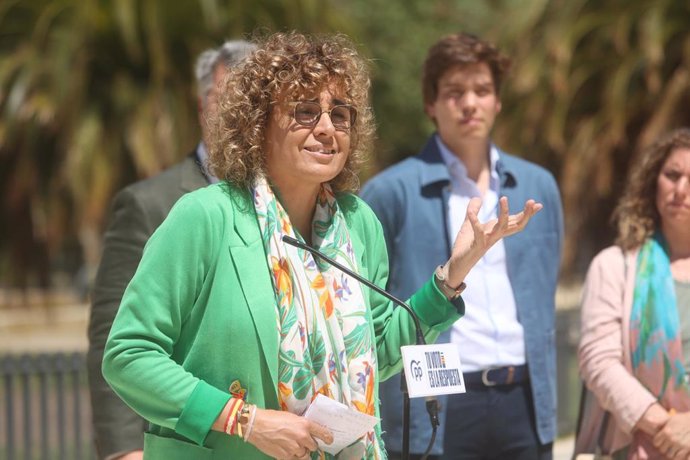 La cabeza de lista del PP al Parlamento europeo, Dolors Montserrat, en un acto en Cádiz en la campaña de los comicios del 9 de junio.