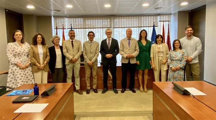 Participantes de la Comisión Especial de la Infancia y la Adolescencia de la Asamblea Regional