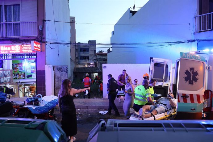 Varios servicios de emergencia evacúan a los heridos en la playa de Palma, a 23 de mayo de 2024, en Palma de Mallorca, Mallorca, Baleares (España).