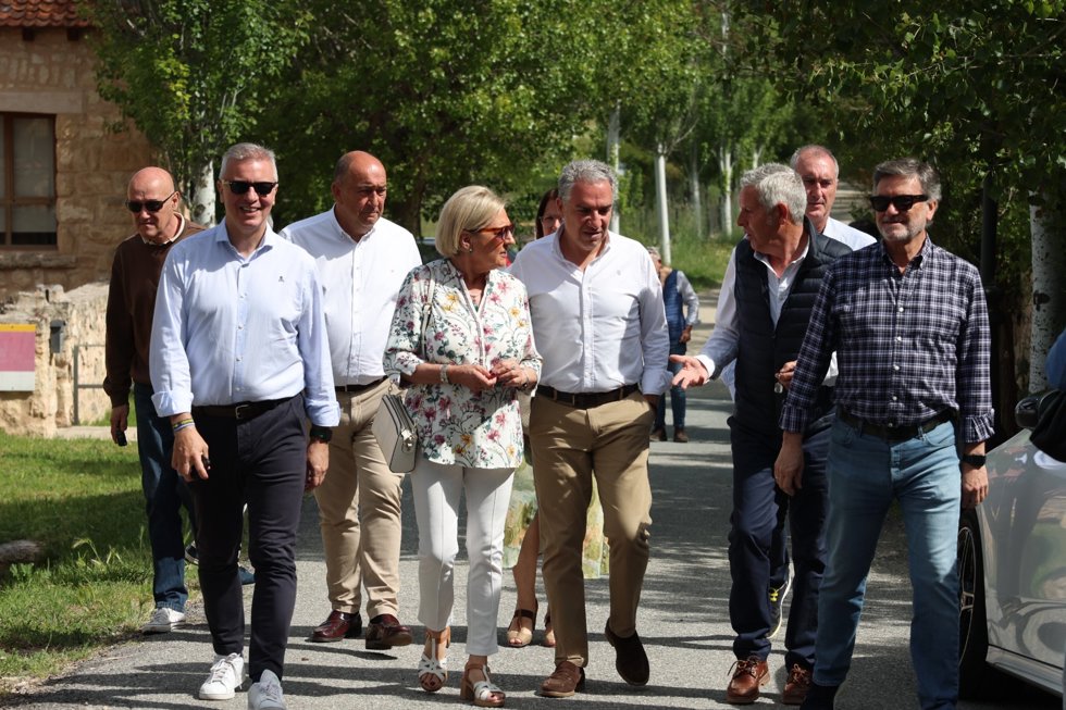 El coordinador general del Partido Popular, Elías Bendodo, visita una explotación ganadera en Valdeprados (Segovia) junto a miembros del PP segoviano.